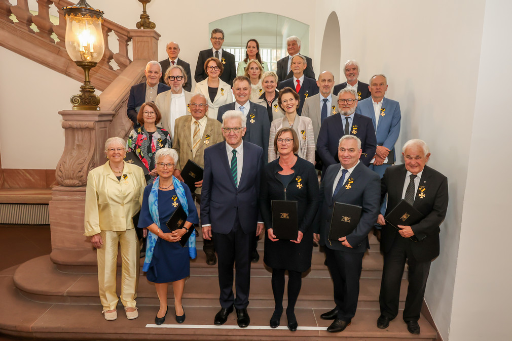 Gruppenbild mit Ministerpräsident Winfried Kretschmann (vorne, 3. von links) und den Ordensprätendentinnen und Ordensprätendenten