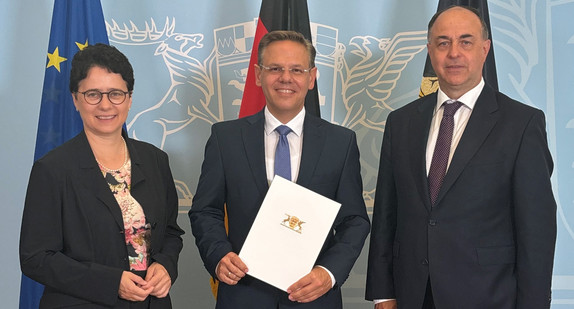 von links nach rechts: Marion Gentges, Ministerin der Justiz und für Migration; Dr. Christian Link, Präsident des Sozialgerichts Mannheim und Bernd Mutschler, Präsident des Landessozialgerichts Baden-Württemberg