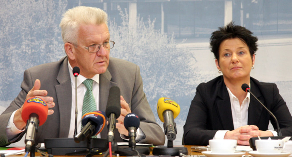 Ministerpräsident Winfried Kretschmann (l.) und Sozialministerin Katrin Altpeter  (r.) bei der Regierungspressekonferenz am 6. Dezember 2011 im Landtag in Stuttgart