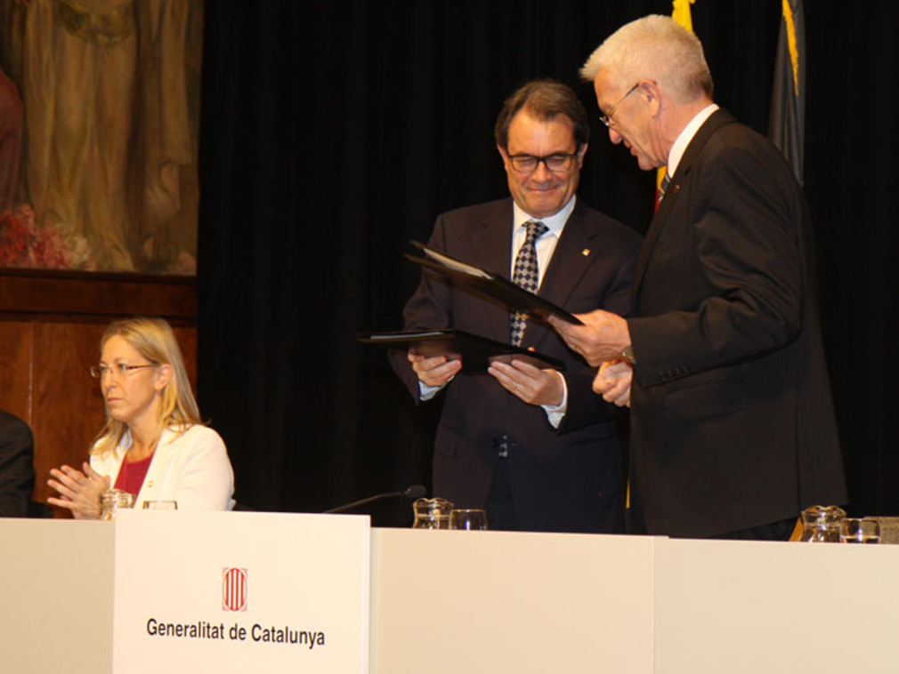 Ministerpräsident Winfried Kretschmann und Artur Mas, dem Präsidenten der Generalitat de Catalunya unterzeichnen ein Abkommen zur Arbeitsmobilität zwischen Baden-Württemberg und der autonomen Gemeinschaft Katalonien.