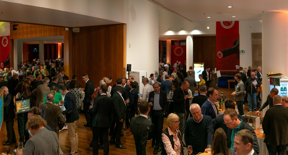 Blick in das Foyer der Landesvertretung mit den zahlreichen Weingutständen und den Gästen des Abends