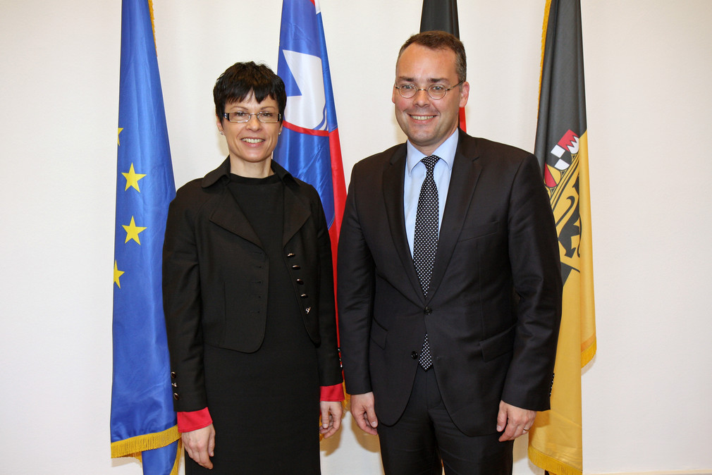 Minister Peter Friedrich (r.) und die Botschafterin der Republik Slowenien, Marta Kos Marko (l.), am 9. Mai 2014 im Clay Haus in Stuttgart