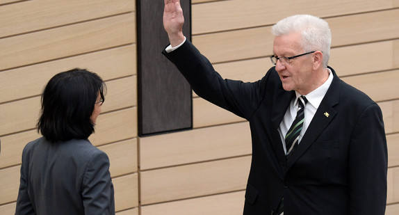 Ministerpräsident Winfried Kretschmann (r.) wird durch Landtagspräsidentin Muhterem Aras (l.) vereidigt (Foto: Landtagspressestelle)