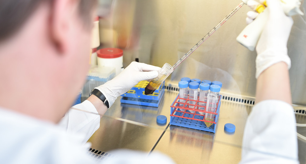 Ein Krebsforscher arbeitet in einem Labor des Nationalen Centrums für Tumorerkrankungen in Heidelberg mit einer Pipette. (Bild: picture alliance/picture alliance / dpa)