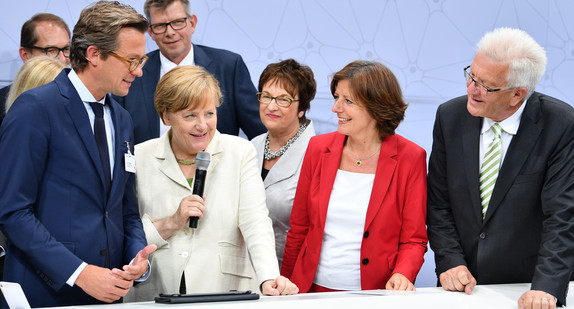 v.l.n.r.: Lars Kalfhaus, Bundeskanzlerin Angela Merkel, Bundeswirtschaftsministerin Brigitte Zypries, die rheinland-pfälzische Ministerpräsidentin Malu Dreyer und Ministerpräsident Winfried Kretschmann (Foto: dpa)