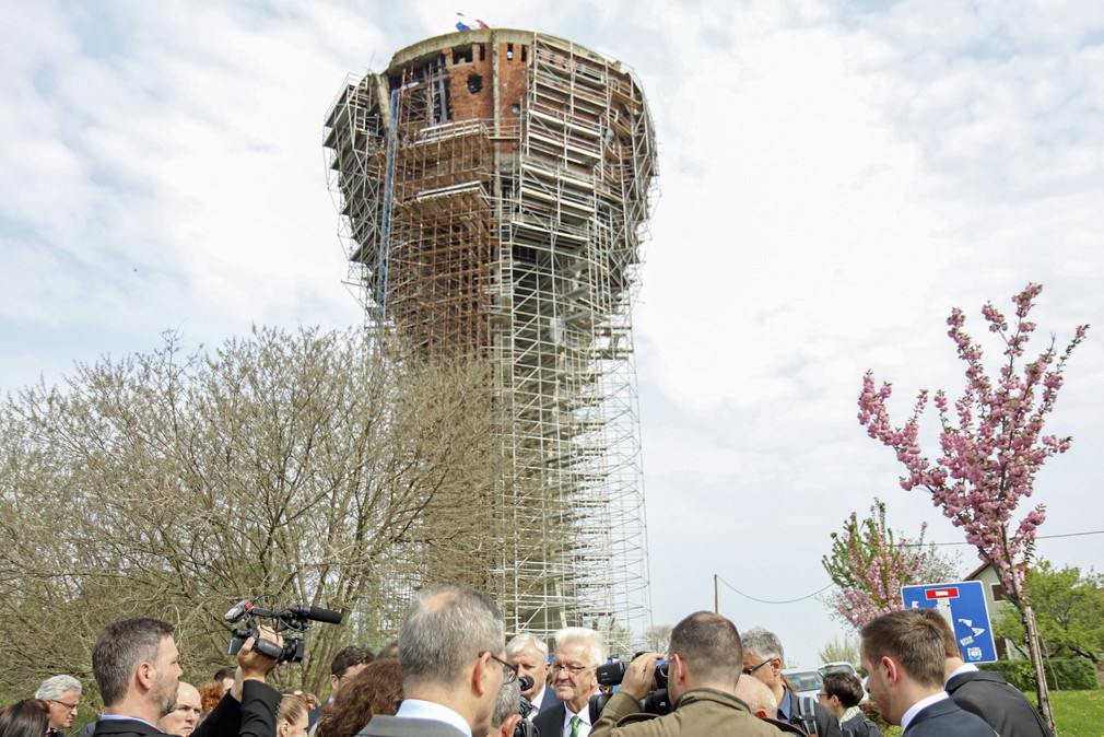 Ministerpräsident Winfried Kretschmann (M.) und die Delegation besuchen am 18. April 2018 den Wasserturm von Vukovar, der 1991 in der Schlacht um Vukovar beschädigt wurde und heute als Gedenkstädte ausgebaut wird.