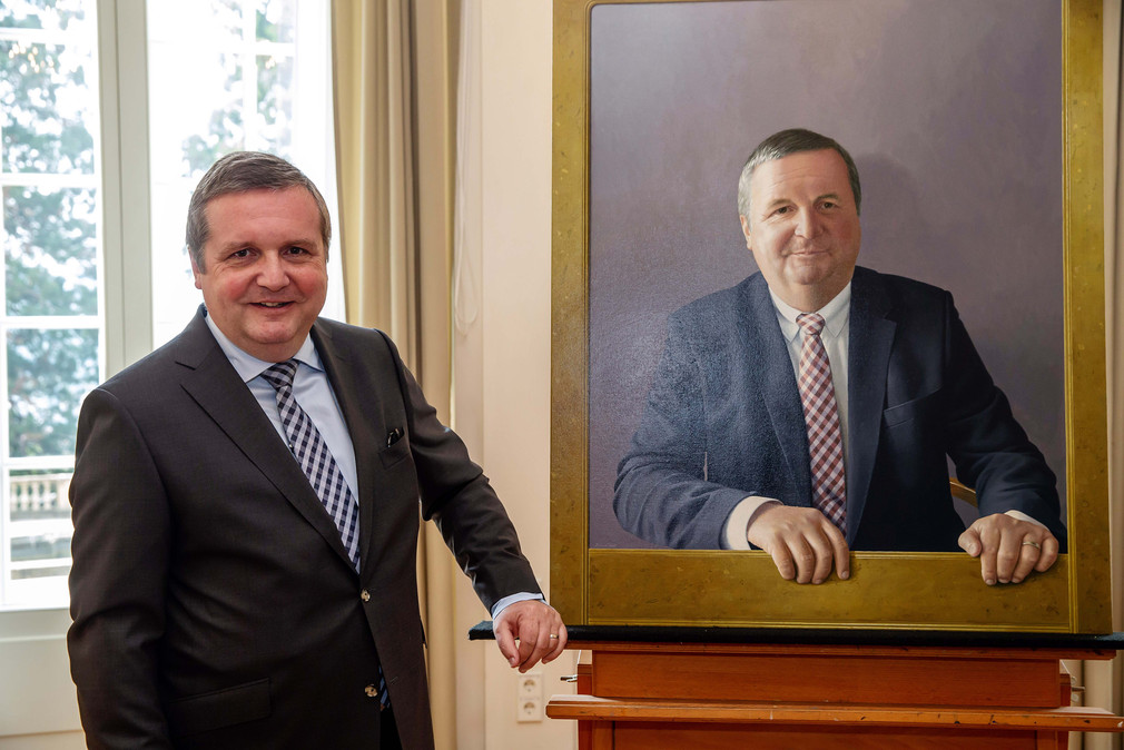 Ministerpräsident a.D. Stefan Mappus neben dem neuen Gemälde