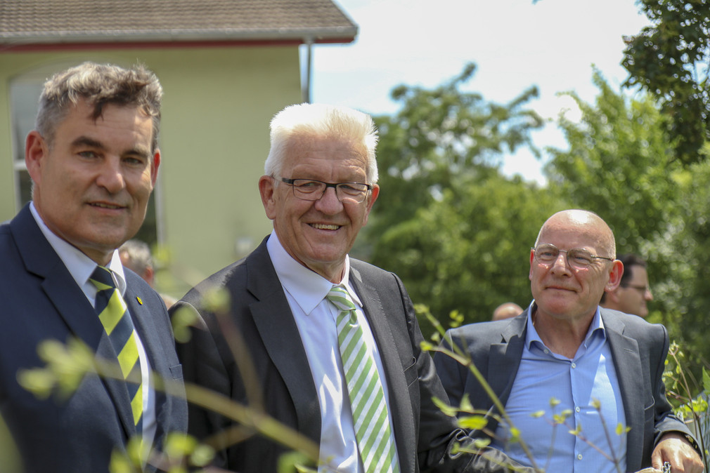 Christian Amsler (l.), Regierungspräsident des Kantons Schaffhausen, Ministerpräsident Winfried Kretschmann (M.) und Verkehrsminister Winfried Hermann (r.)