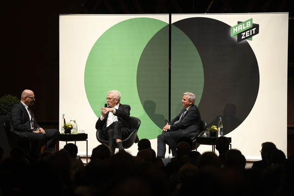 v.l.n.r.: Wolfgang Voigt (Badische Neueste Nachrichten), Ministerpräsident Winfried Kretschmann und Innenminister Thomas Strobl (Bild: Staatsministerium Baden-Württemberg)