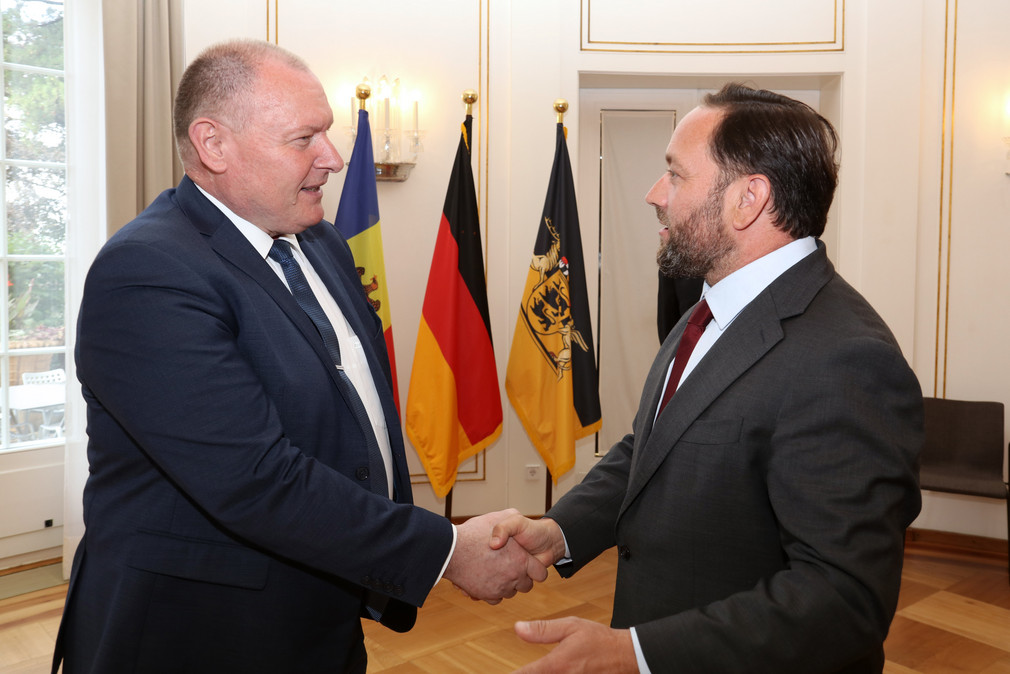Staatssekretär Florian Hassler (rechts) und der Botschafter der Republik Moldau, Aureliu Ciocoi (links), geben sich die Hand.