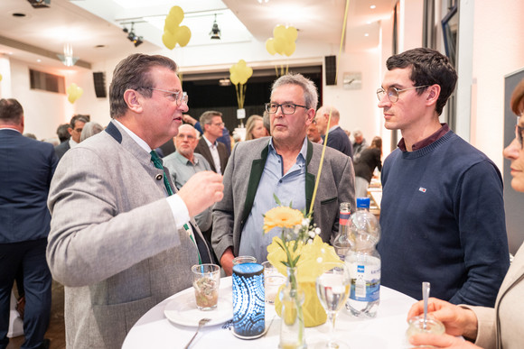 Peter Hauk (links), Minister für Ernährung, Ländlichen Raum und Verbraucherschutz, im Gespräch