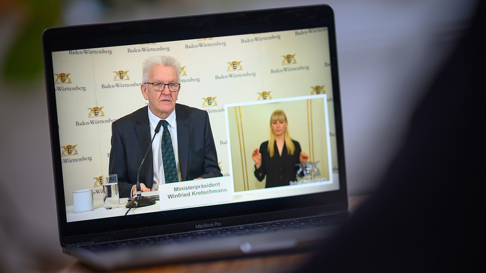 Ministerpräsident Winfried Kretschmann spricht während einer Pressekonferenz der Landesregierung Baden-Württembergs, die im Internet gestreamt wird. (Bild: picture alliance/Sebastian Gollnow/dpa)