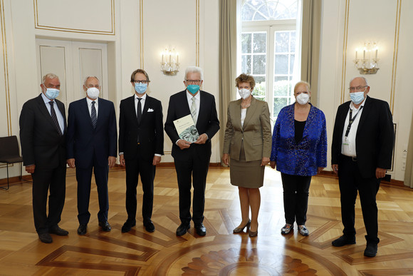 v.l.n.r.: Claus Munkwitz, Bernhard Bauer, Staatsminister Dr. Florian Stegmann, Ministerpräsident Winfried Kretschmann, Dr. Gisela Meister-Scheufelen, Prof. Dr. Gisela Färber und Dr. h. c. Rudolf Böhmler