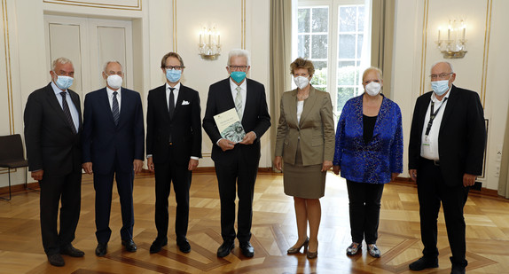 v.l.n.r.: Claus Munkwitz, Bernhard Bauer, Staatsminister Dr. Florian Stegmann, Ministerpräsident Winfried Kretschmann, Dr. Gisela Meister-Scheufelen, Prof. Dr. Gisela Färber und Dr. h. c. Rudolf Böhmler