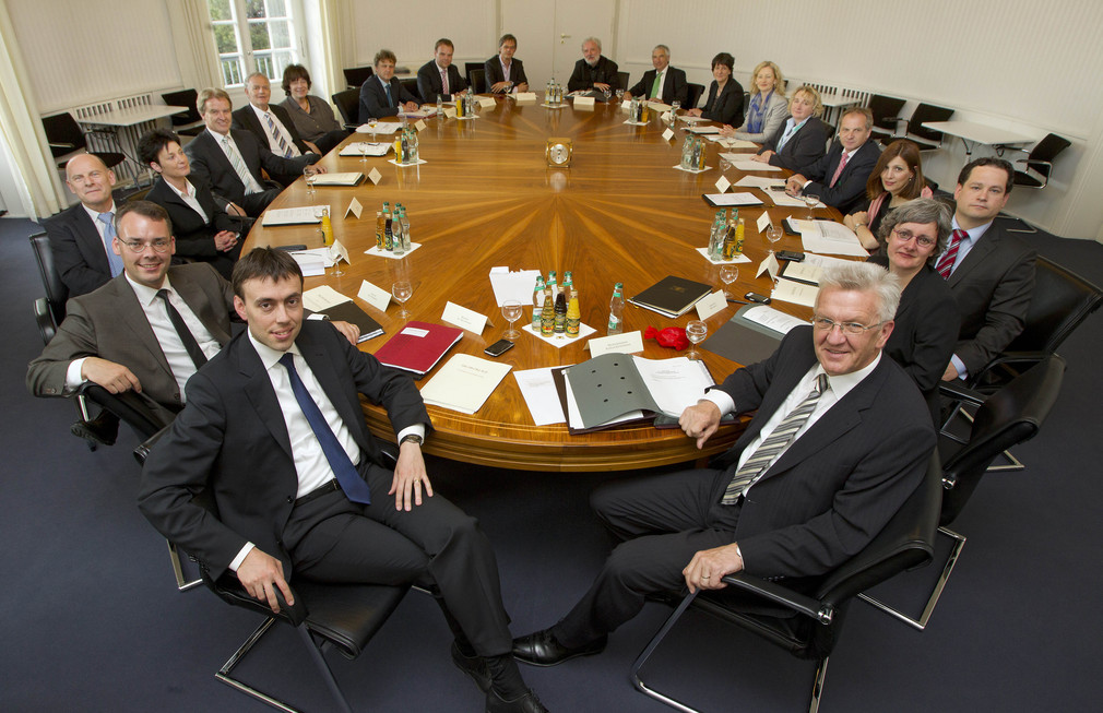 Die Landesregierung am Kabinettstisch am Donnerstag (12.05.2011) in der Villa Reitzenstein