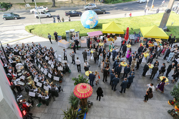 Gäste der Stallwächterparty vor der Landesvertretung.