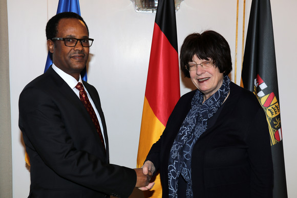 Antrittsbesuch Staatsrätin Erler empfängt äthiopischen Botschafter Staatsrätin Gisela Erler (r.) und Äthiopiens Botschafter Kuma Demeksa Tokon (l.)