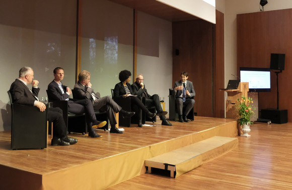 (L-R) Bundesfinanzminister a.D. und Ministerpräsident a.D. Hans Eichel, Beiratsvorsitzender des Forums ökologisch-soziale Marktwirtschaft (FÖS); Prof. Dr. Kai Niebert vom Deutschen Naturschutzring (DNR); Minister für Umwelt, Klima und Energiewirtschaft Franz Untersteller MdL; Moderatorin Sabrina N’Diaye; Dr. Christian Kastrop, Direktor wirtschaftspolitische Studien OECD; Bundestagsabgeordneter Andreas Jung (CDU)