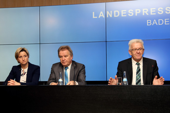 Ministerpräsident Winfried Kretschmann (r.), Umweltminister Franz Untersteller (M.) und Wirtschaftsministerin Nicole Hoffmeister-Kraut (l.)