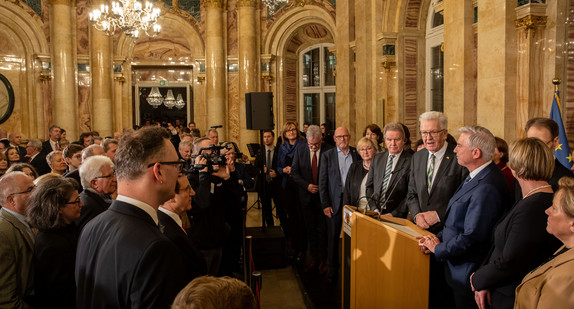 Ministerpräsident Winfried Kretschmann und Ehefrau Gerlinde mit den Mitgliedern des Kabinetts (r.) vor den Gästen (Bild: Staatsministerium Baden-Württemberg)