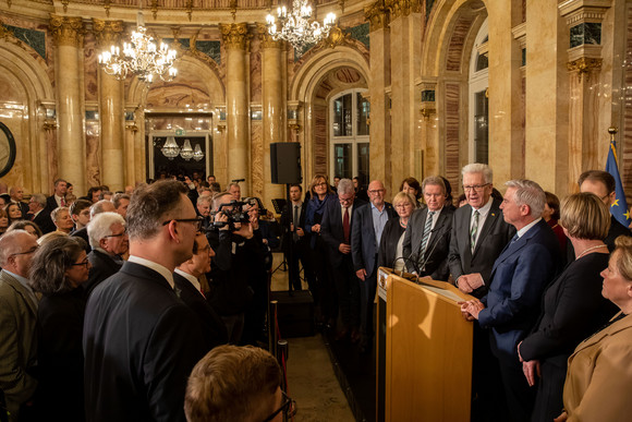 Ministerpräsident Winfried Kretschmann und Ehefrau Gerlinde mit den Mitgliedern des Kabinetts (r.) vor den Gästen (Bild: Staatsministerium Baden-Württemberg)