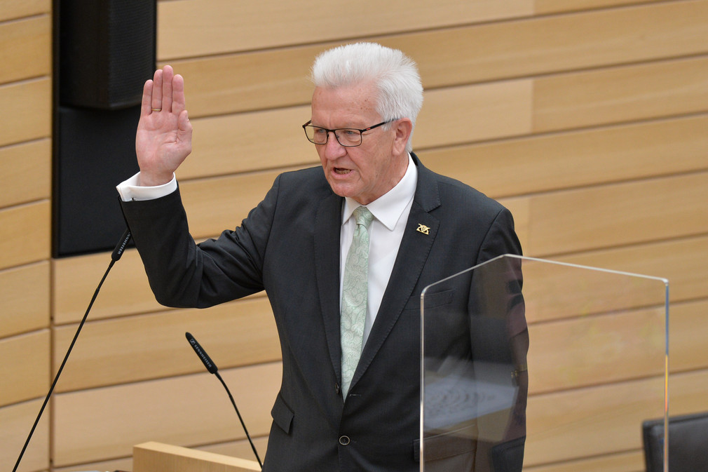 Ministerpräsident Winfried Kretschmann legt im Landtag seinen Amtseid ab.