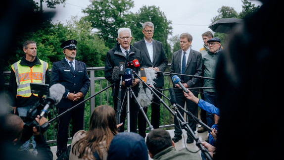 Ministerpräsident Winfried Kretschmann (3. von links), Bundesverkehrsminister Patrick Schnieder (3. von rechts), Bahnchef Richard Lutz (2. von rechts) und Verkehrsminister Winfried Hermann (rechts)