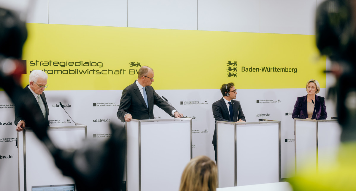 von links nach rechts: Ministerpräsident Winfried Kretschmann, Bundeskanzler Friedrich Merz, EU-Kommissar Stéphane Séjourné und Wirtschaftsministerin Dr. Nicole Hoffmeister-Kraut