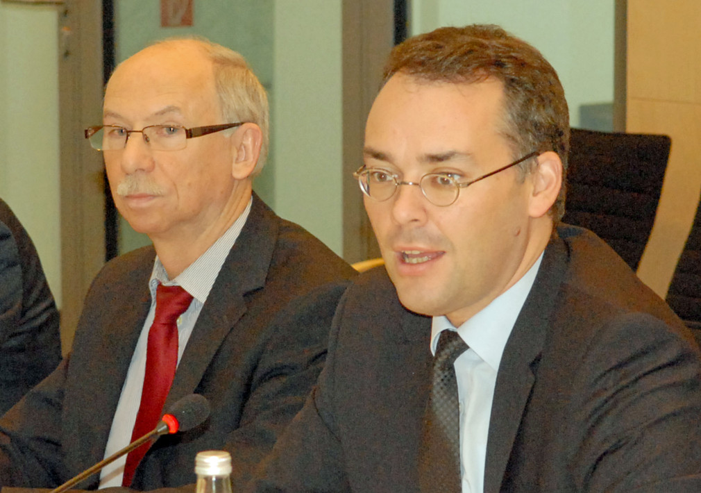 EU-Haushaltskommissar Janusz Lewandowski (l.) und Minister Peter Friedrich (r.)