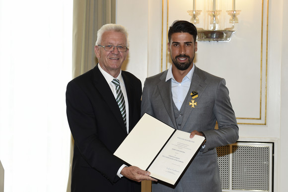 Ministerpräsident Winfried Kretschmann (l.) und Sami Khedira (r.)