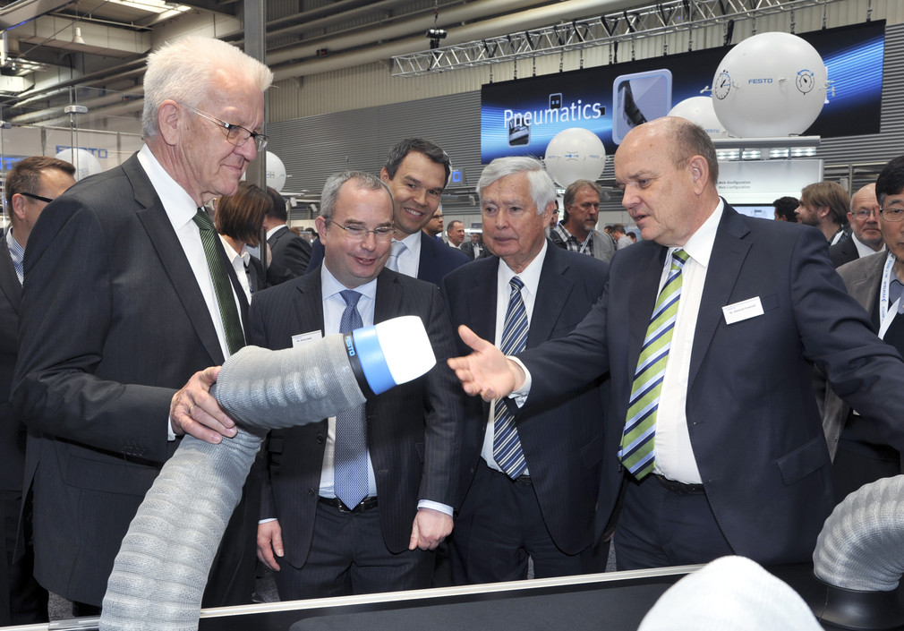 Ministerpräsident Winfried Kretschmann (l.) besucht den Stand der Festo AG & Co. KG aus Esslingen