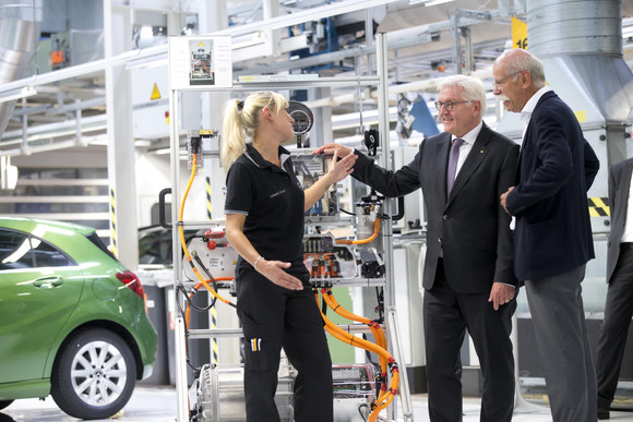 Rastatt, Werk der Daimler AG: Bundespräsident Frank-Walter Steinmeier (M.) und Dieter Zetsche (r.)