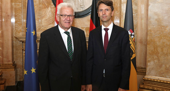 Ministerpräsident Winfried Kretschmann (l.) und der Botschafter der Republik Österreich, Dr. Peter Huber (r.) (Foto: Staatsministerium Baden-Württemberg)