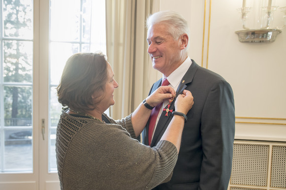 Auszeichnung Verdienstkreuz am Bande für Oskar Fuchs Staatssekretärin Theresa Schopper (l.) und Oskar Fuchs (.r) (Foto: Staatsministerium Baden-Württemberg)
