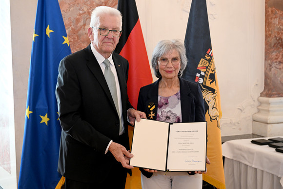 Auszeichnung Verdienstorden des Landes an 24 verdiente Persönlichkeiten Ministerpräsident Winfried Kretschmann (links) und Martha Wahl (rechts)