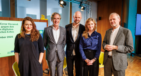 v.l.n.r.: Saskia Trebing, monopol, Claus Pias, Medientheoretiker, Harm van den Dorpel, Künstler, Margit Rosen, Leiterin der Sammlung und Archive des ZKM, und Wolfgang Ullrich, Kulturwissenschaftler