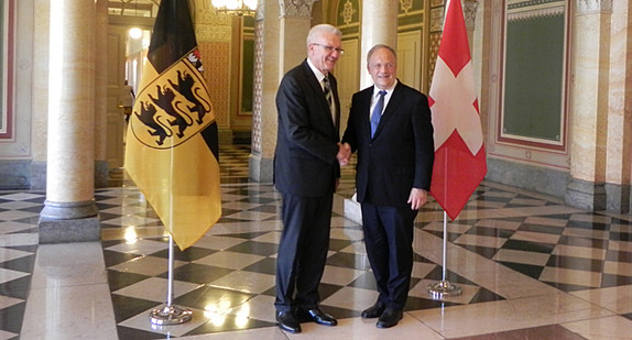 Ministerpräsident Winfried Kretschmann (r.) und der Bundespräsident und Vorsteher des Eidgenössischen Departements für Wirtschaft, Bildung und Forschung, Johann Schneider-Ammann (r.) (Foto: Eidgenössisches Departement für auswärtige Angelegenheiten)