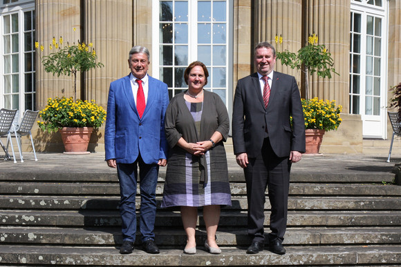 Staatssekretärin Theresa Schopper (M.) mit dem ungarischen Botschafter Dr. Dr. Péter Györkös (r.) und Generalkonsul Dr. János Berényi (l.) vor der Villa Reitzenstein in Stuttgart