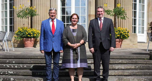 Staatssekretärin Theresa Schopper (M.) mit dem ungarischen Botschafter Dr. Dr. Péter Györkös (r.) und Generalkonsul Dr. János Berényi (l.) vor der Villa Reitzenstein in Stuttgart