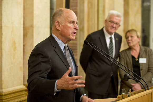 Ministerpräsident Winfried Kretschmann (M.) und der Gouverneur von Kalifornien, Edmund G. „Jerry“ Brown Jr. (l.)