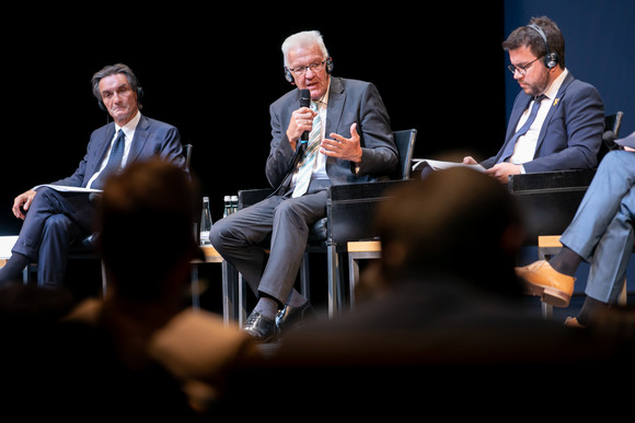 v.l.n.r.: Attilio Fontana (Präsident der Lombardei), Ministerpräsident Winfried Kretschmann und Pere Aragonès (Vize-Präsident Kataloniens)