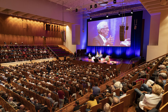 Blick in das Konzerthaus Freiburg während des EU-Bürgerdialogs (Bild: Karl-Heinz Raach)