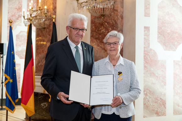 Ministerpräsident Winfried Kretschmann (l.) und Waltraut Maier (r.) (Bild: Staatsministerium Baden-Württemberg)