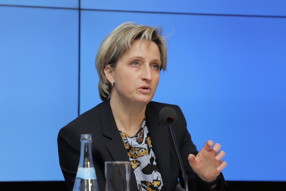 Wirtschaftsministerin Dr. Nicole Hoffmeister-Kraut bei der Regierungspressekonferenz (Bild: Staatsministerium Baden-Württemberg)