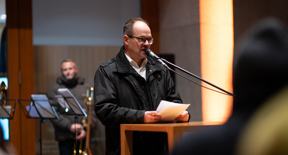 Martin Aßmuth, Bürgermeister der Gemeinde Hofstetten begrüßt die Gäste