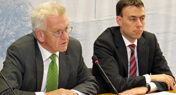 Ministerpräsident Winfried Kretschmann (l.) und Finanz- und Wirtschaftsminister Dr. Nils Schmid (r.) bei der Regierungspressekonferenz am 3. Juli 2012 im Landtag in Stuttgart