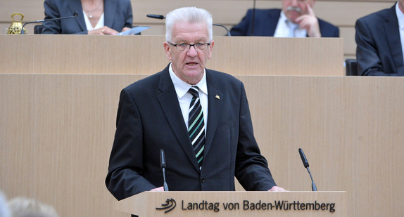 Ministerpräsident Winfried Kretschmann spricht im Landtag von Baden-Württemberg (Quelle: dpa).