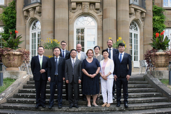 Staatssekretärin Theresa Schopper (vorne, 3.v.r.l.) mit einer chinesischen Delegation.