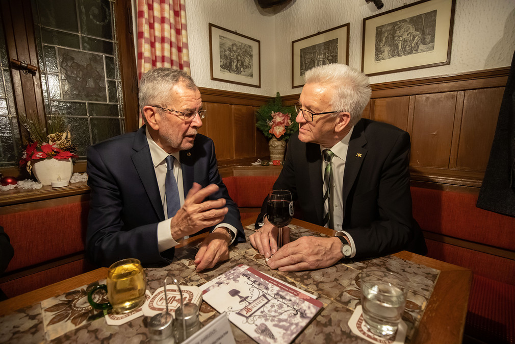 Österreichischer Bundespräsident Dr. Alexander Van der Bellen (l.) und Ministerpräsident Winfried Kretschmann (r.) im Gespräch. (Bild: Staatsministerium Baden-Württemberg)