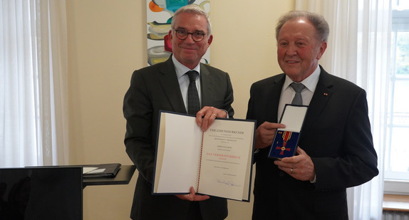 Verleihung des Bundesverdienstkreuzes Verleihung des Bundesverdienstkreuzes